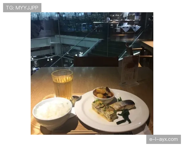 常园早上提着菜篮子出门，下午社交照里靠窗喝香槟，这反差我服